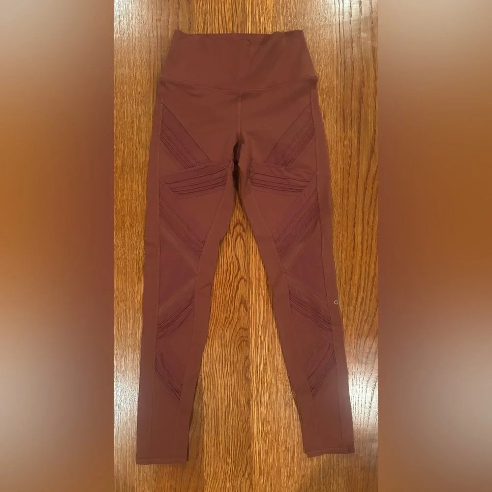 ALO YOGA Ultimate High-Waist Leggings in Earth / Mauve Pink (Moto Paneled)